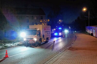 Straße muss gesperrt werden: Feuerwehr Geringswalde beseitigt Ölspur - Zum bereits vierten Mal in diesem Jahr mussten Feuerwehr und Ölwehr wegen Verunreinigungen ausrücken. 