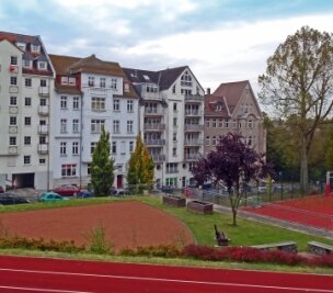 Straße nach früherem Schuldirektor benannt - Die Teile der Aschenbahn auf der unteren Bildseite gehören zur Sportanlage der Plauener Friedens-Oberschule. Die Gebäude im Hintergrund stehen an der Scholtzestraße. 