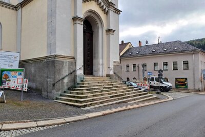 Straße vor Elsterberger Kirche ab Mittwoch gesperrt - Unmittelbar an der Lange-Straße beginnen die Stufen der großen Kirchentreppe. Weil diese erneuert wird, muss die Straße gesperrt werden.