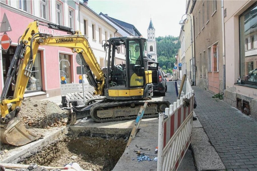 Straßen in und um Elsterberg wegen Bauarbeiten unpassierbar - Derzeit wird in Elsterberg ein Wasserrohrbruch im innerstädtischen Kreuzungsbereich beseitigt.