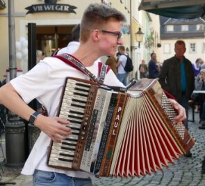 Straßen und Schlosshof werden zu großer Bühne - Dr Paul aus'n Arzgebirg spielte mit seinem Akkordeon in der Körnerstraße auf. 