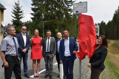 Straßenausbau verwischt die Grenzen zwischen Nachbarn - Kleines Schild, große Wirkung: Knapp 8 Millionen Euro kostet der Straßenbau Bad Elster-Roßbach, finanziert vor allem von der EU.