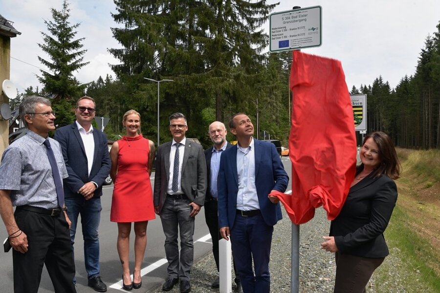Straßenausbau verwischt die Grenzen zwischen Nachbarn - Kleines Schild, große Wirkung: Knapp 8 Millionen Euro kostet der Straßenbau Bad Elster-Roßbach, finanziert vor allem von der EU.