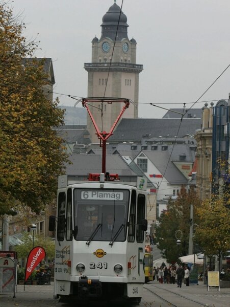Straßenbahn droht Abstellgleis - 
              <p class="artikelinhalt">Die Straßenbahn auf der Plauener Bahnhofstraße: Wenn der Landkreis Finanzhilfen verweigert, droht der Tram das Aus. </p>
            