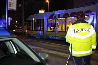 Straßenbahn erfasst 45-Jährigen - Fußgänger schwer verletzt - 