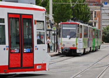 Straßenbahn in Zwickaus Innenstadt entgleist: SVZ spricht über Details der Gefahrenbremsung - Eine Straßenbahn der Linie 3 ist am Sonntagnachmittag in der Zwickauer Innenstadt entgleist. 