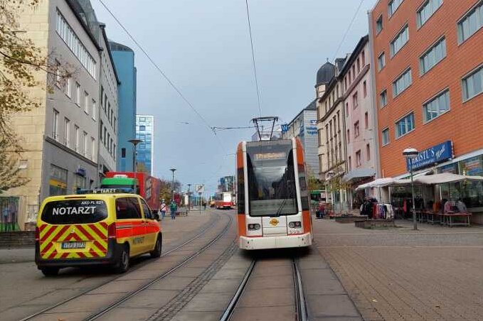 Straßenbahn: Rettungseinsatz in Plauen führt am Morgen zu Verzögerungen  - Durch den Unfall kam es zu Behinderungen beim Straßenbahnverkehr.