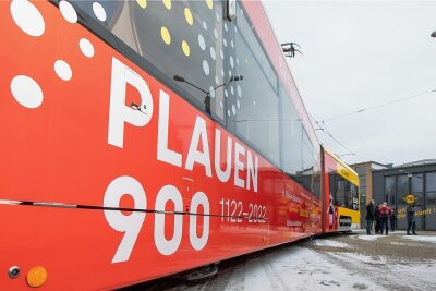 Straßenbahn rollt jetzt mit Werbung fürs 900-jährige Stadtjubiläum durch Plauen - Die Plauener Straßenbahn macht ab sofort Werbung für das Stadtjubiläum im nächsten Jahr. 