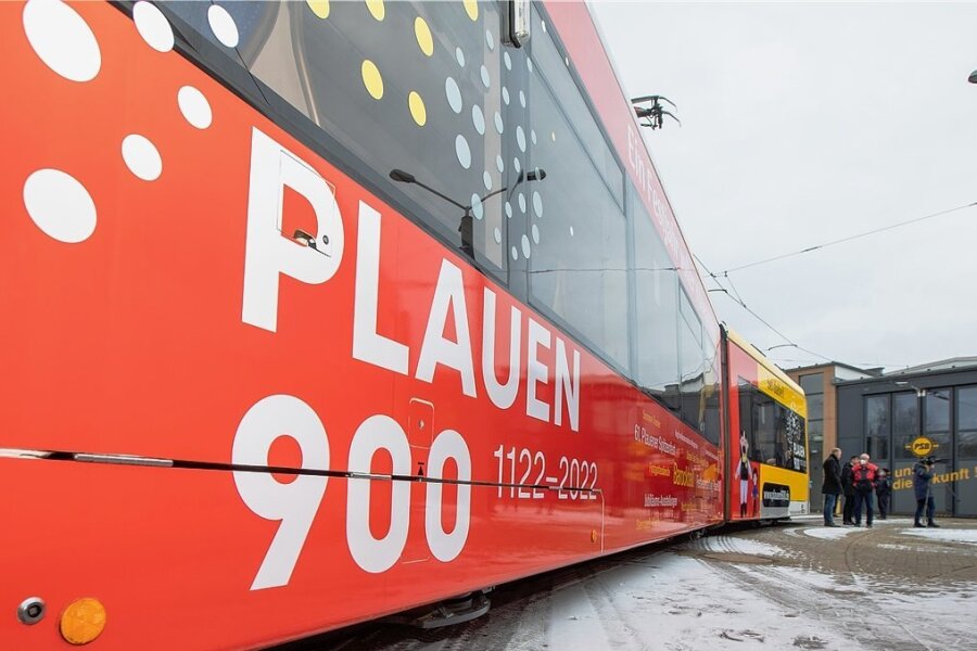 Die Plauener Straßenbahn macht ab sofort Werbung für das Stadtjubiläum im nächsten Jahr. 