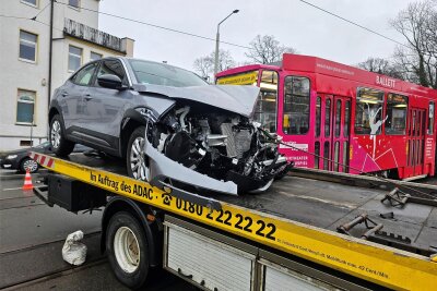 Straßenbahn und Auto kollidieren in Plauen - Unfall auf der Reichenbacher Straße in Plauen am Donnerstagfrüh: Ein Auto kollidierte mit einer Straßenbahn.