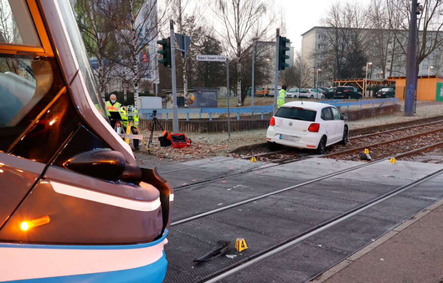 Straßenbahn-Unfall in Chemnitz - VW landet im Gleisbett - 
