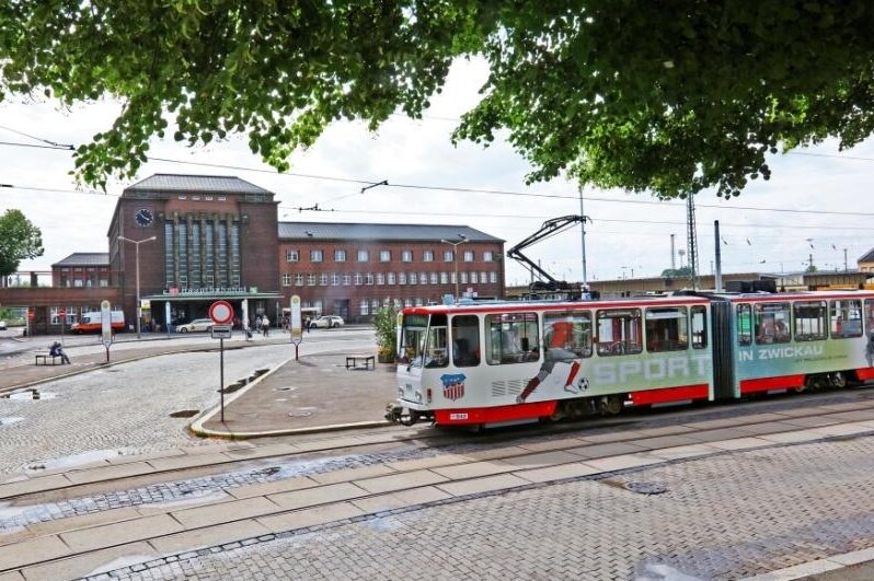 Straßenbahn zum Zwickauer Hauptbahnhof bleibt eingestellt: Notreparatur erhält keine Mehrheit im Stadtrat - Der Zwickauer Stadtrat hat am Donnerstagabend mehrheitlich abgelehnt, die Straßenbahngleise zum Hauptbahnhof zu reparieren.