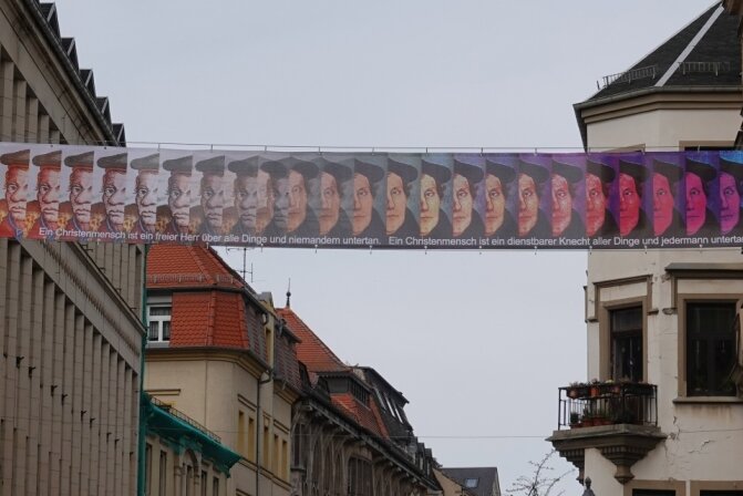 Straßenbanner erinnert an Martin Luthers Predigten in Zwickau vor 500 Jahren 