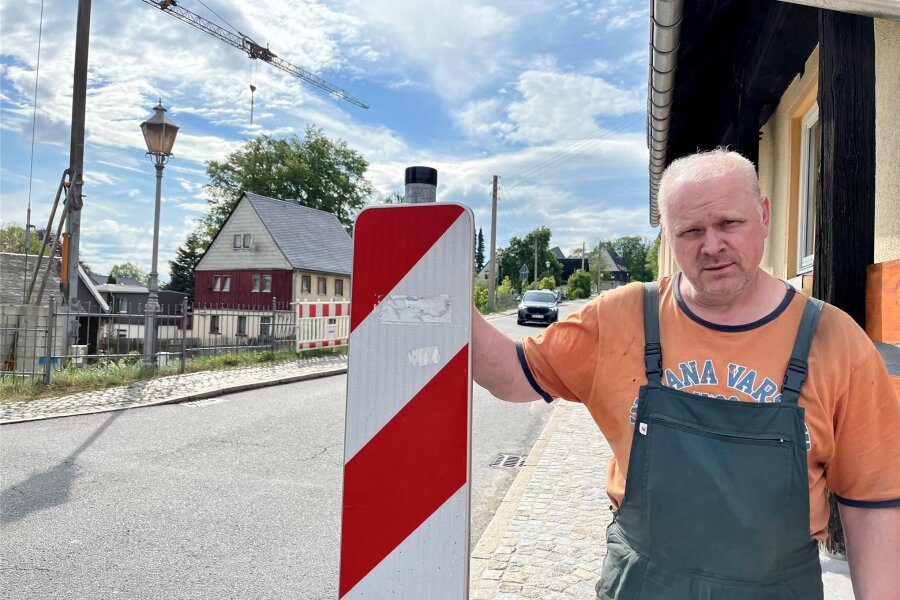 Straßenbau: Beierfelder hofft, dass seine Warnung ernst genommen wird - Mario Blechschmidt an der Engstelle der Bernsbacher Straße, die nun aufgeweitet wird.