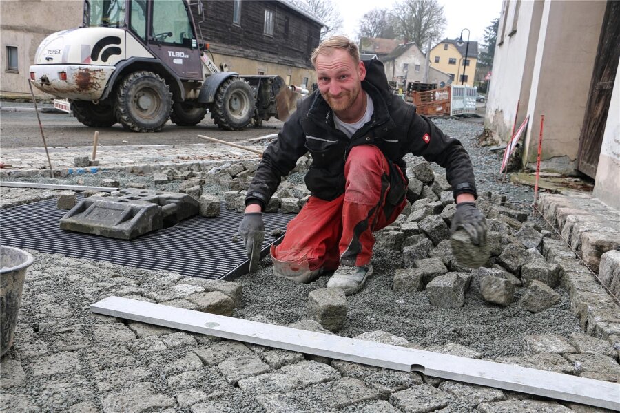 Straßenbau geht weiter: Mißlareuth wird wieder zur Großbaustelle - Alles Handarbeit: Pflastersteine aus Granit verlegt Julien Matzat von einer Schönfelser Pflasterbaufirma in Mißlareuth.