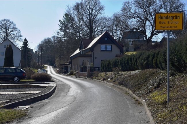 Straßenbau Hundsgrün: Erste Etappe soll im Sommer starten - In Hundsgrün - im Bild der Ortseingang Oelsnitzer Straße aus Richtung B 92 - will der Vogtlandkreis dieses Jahr ein großes Straßenbauprojekt umsetzen und Hochwasserschäden aus dem Jahr 2018 beseitigen.