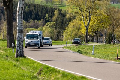 Straßenbau im Erzgebirge: Eines der umstrittensten Vorhaben wird umgesetzt - Ab Montag wird die Straße zwischen Sehma und Walthersdorf für den Fahrzeugverkehr gesperrt. Der Ausbau beginnt.