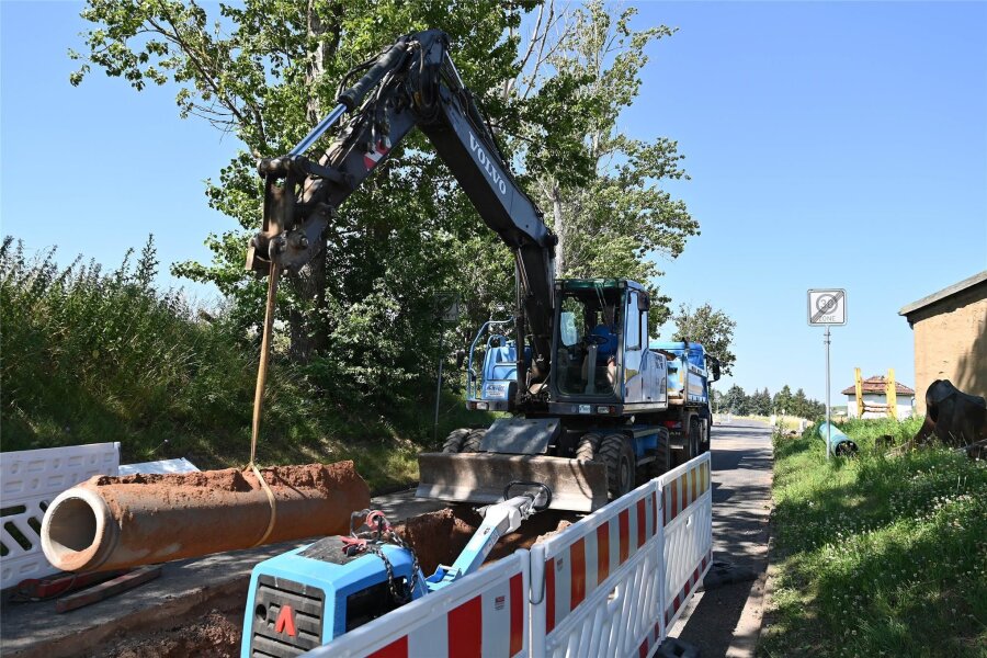 Straßenbau in Rochlitz: Umwege nach Noßwitz nötig - Am Noßwitzer Weg stehen Fahrer vor einer Sperrscheibe. Denn Arbeiter binden den Kanal des Pestwegs an das Netz an.