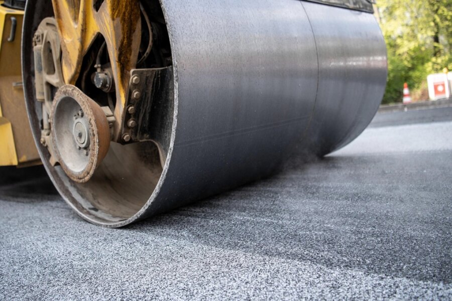 Straßenbau in Theuma doppelt so teuer - Zwei Straßenabschnitt wollte Theuma dieses Jahr instandsetzen. Jetzt reicht das Geld nur für einen.