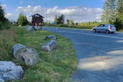 Straßenbau nach Mühlleithen wirft noch viele Fragen auf - Die Zufahrt zum Parkplatz an der Sommerrodelbahn in Mühlleithen ist von der Steinbarriere befreit und kann genutzt werden.