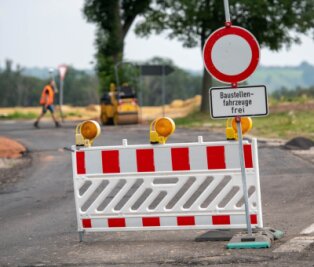 Straßenbau: Viele Strecken dicht - Die B 107 ist zwischen Rochlitz und Colditz bei Seupahn wegen Straßenbauarbeiten voll gesperrt. 