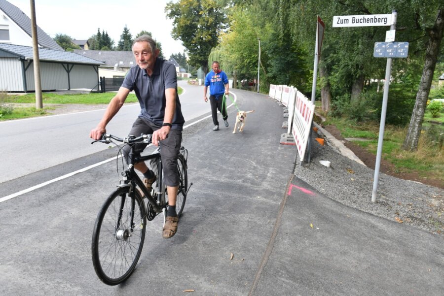 Straßenbau zwischen Freiberg und Rochlitz: Einige Huckelpisten dauern länger - Gut voran gekommen ist der Bau eines Geh-Radwegs an der K 7706 zwischen Oederan und Börnichen.