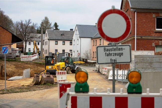 Die Ortsmitte von Kauschwitz ist derzeit fest in der Hand der Straßenbauarbeiter.