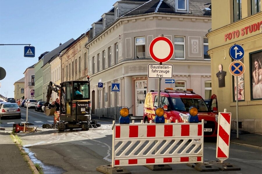 Straßenbauarbeiten in Oelsnitz überraschen Autofahrer - Hier geht es nicht weiter: An der Schmidtstraße in Oelsnitz wird unter Vollsperrung gebaut.