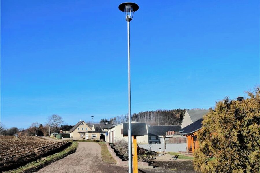 Straßenbeleuchtung: So viel Geld hat Oederan schon eingespart - Eine moderne LED-Straßenlaterne an der Alten Dorfstraße im Oederaner Ortsteil Frankenstein. 