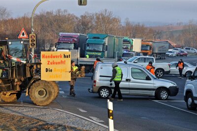 Straßenblockaden bei Bauernprotesten: Warum dürfen Demonstranten bestimmen, wer durchfahren darf? - Eine Blockade der Kreuzung B 173/Gewerbegebiet am Auersberg in Lichtenstein. Wer durchfahren kann, entscheiden nach Beobachtungen von Augenzeugen die Demonstranten. Die Polizei hält sich zurück.