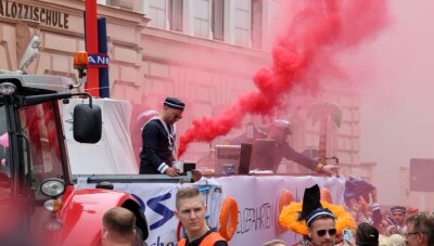 Straßenfasching lässt Meerane kopfstehen - Roter Rauch aus dem "Kreuzfahrtdampfer" des Meeraner Sportvereins.