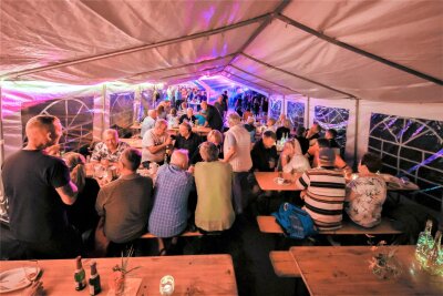 Straßenfest im Netzschkauer Dichterviertel - Beim Straßenfest waren die reiferen Jahrgänge eher im Zelt zu finden, während die Jugend draußen feierte.