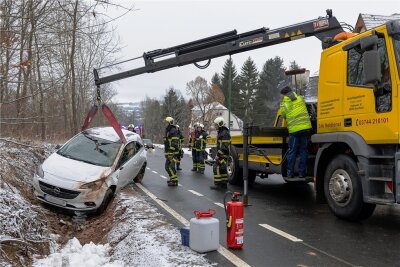 Straßenglätte: Unfall in Auerbach - Zur Bergung des Unfallfahrzeuges war die Falkensteiner Straße etwa 45 Minuten gesperrt. 