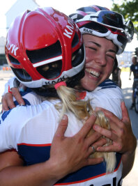 Straßenrad-Meisterschaft: Lisa Klein holt sich den Titel - Frauen-Straßenrennen über 116,40 Kilometer: Die Siegerin Lisa Klein (r.) bekommt Glückwünsche von Stephanie Pohl.