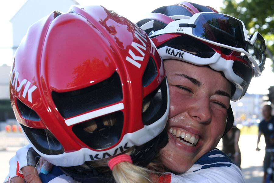 Straßenrad-Meisterschaft: Lisa Klein holt sich den Titel - Frauen-Straßenrennen über 116,40 Kilometer: Die Siegerin Lisa Klein (r.) bekommt Glückwünsche von Stephanie Pohl.