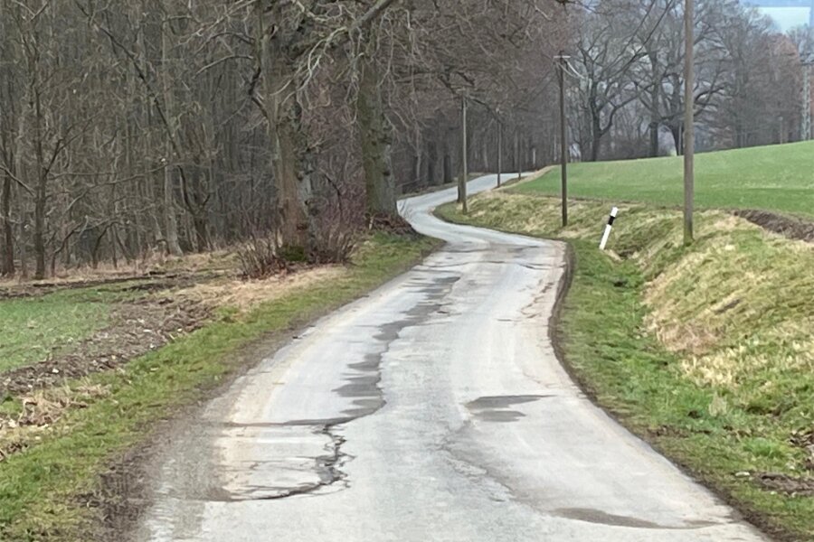 Straßenränder völlig kaputt: Gemeinde im Vogtland handelt - Der Zustand der Straße von Bösenbrunn nach Kulm ist seit Jahren Thema. Nun werden die Fahrbahnränder saniert.
