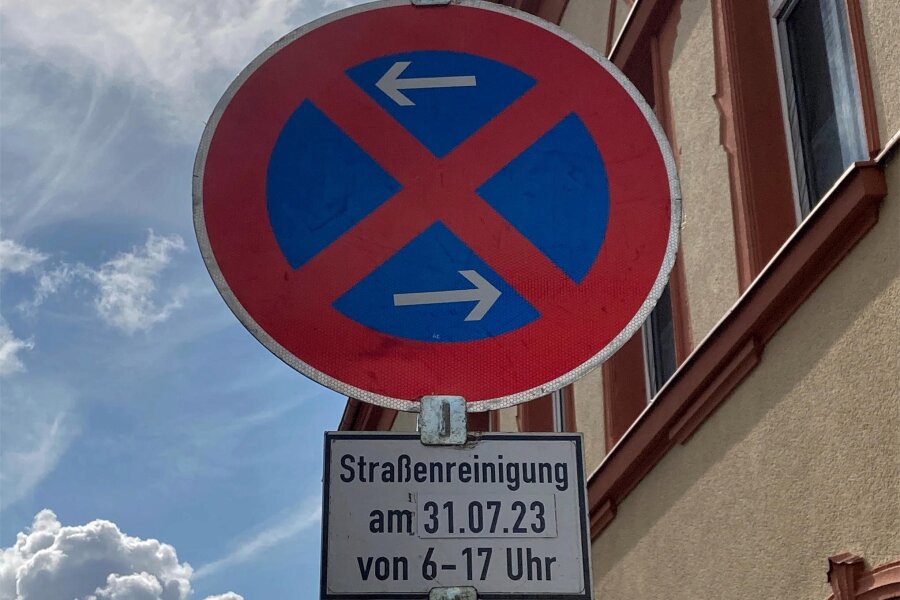 Straßenreinigung in Oelsnitz: OB beklagt Missetaten - In Oelsnitz steht an der Egerstraße ein Halteverbotsschild, das auf die Straßenreinigung hinweist.