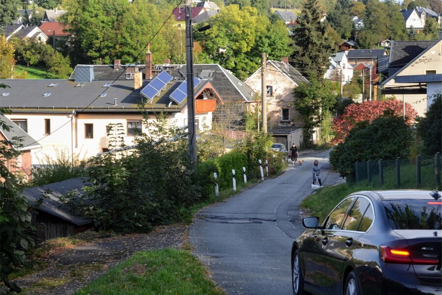 Straßenreparatur: Was in Auerbach noch vor dem Winter fertig werden muss - Der Neuberg im Ortsteil Rempesgrün soll unbedingt noch vor dem Winter geflickt werden.