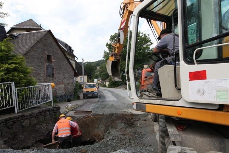 Straßensanierung in Waldkirchen - Langsame Autofahrer verursachen Ärger - Bauarbeiten an der Ortsdurchfahrt in Unterwaldkirchen: Arbeiter der Firma Max Bögl verlegten am Montag Rohrleitungen.