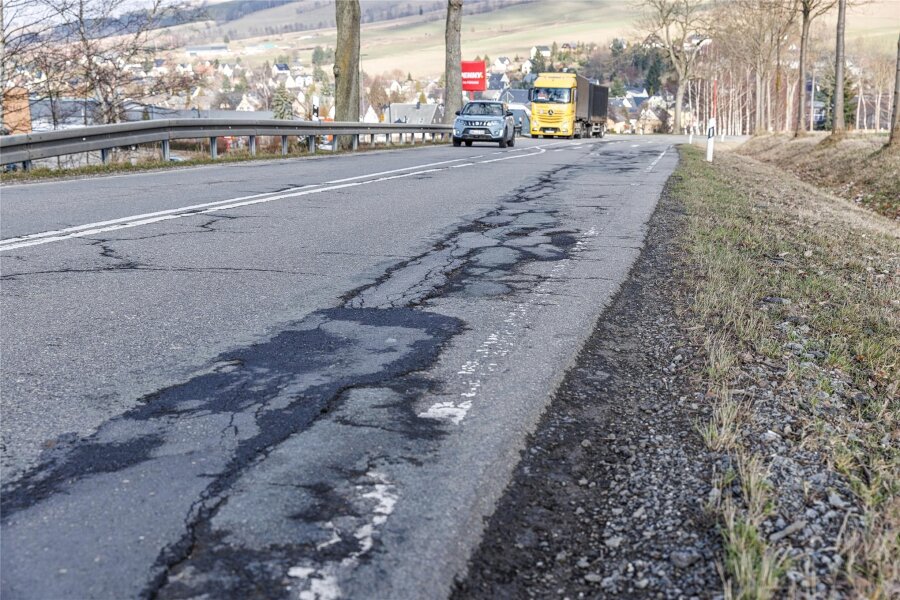 Straßenschäden im Erzgebirge haben deutlich zugenommen - Gehört zu den Straßen, denen der Winter am meisten zugesetzt hat: die S 265 zwischen „Morgensonne“ und Königswalde.