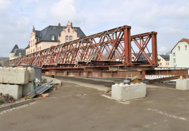 Straßensperrung in Flöha ab 3. Mai - Die Behelfsbrücke  für Fußgänger  wurde bereits  angeliefert. Ab 3. Mai wird sie  vor Ort montiert