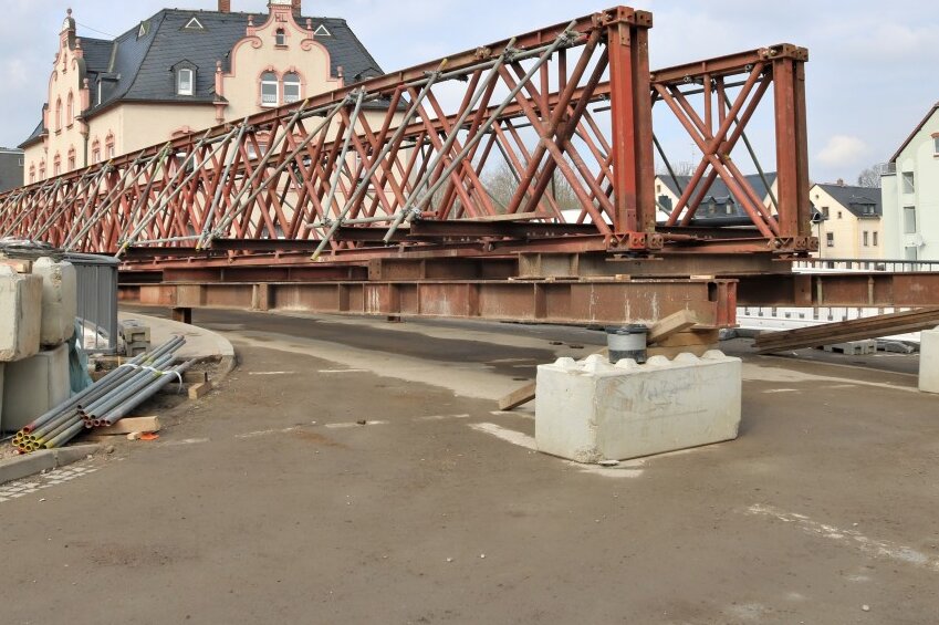 Die Behelfsbrücke  für Fußgänger  wurde bereits  angeliefert. Ab 3. Mai wird sie  vor Ort montiert