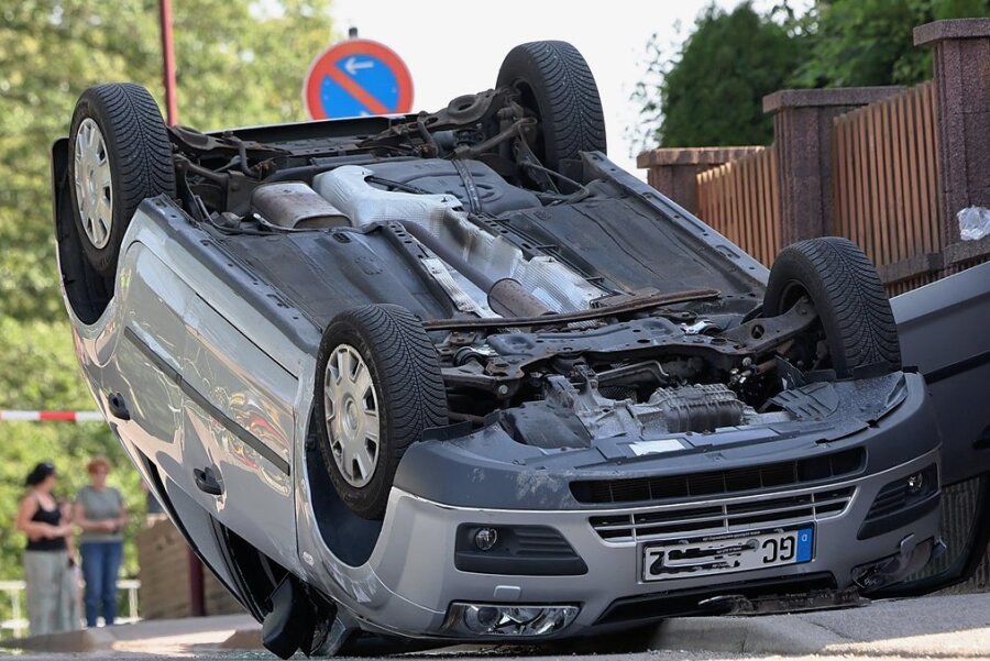 Straßensperrung  nach Unfall in Pleißa - 