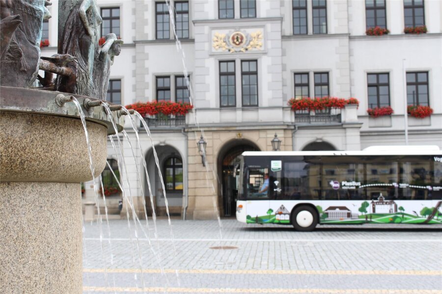 Straßensperrung zwischen Oelsnitz und Taltitz: Busverbindungen ändern sich ab Montag - Mit dem Plusbus 50 unterwegs, im Bild vor dem Rathaus Oelsnitz.