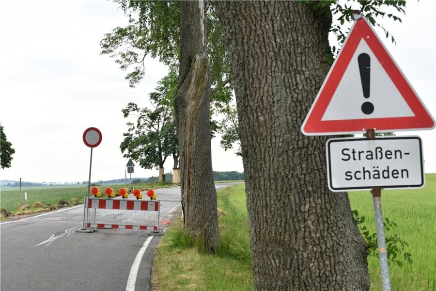 Straßensperrungen in Mittelsachsen: Achtung, hier wird gebaut - Autofahrer,die die Straße von Frauenstein nach Rehefeld entlang wollen, stehen vor einer Sperrscheibe. Denn auch hier sind Straßenbauer im Einsatz.