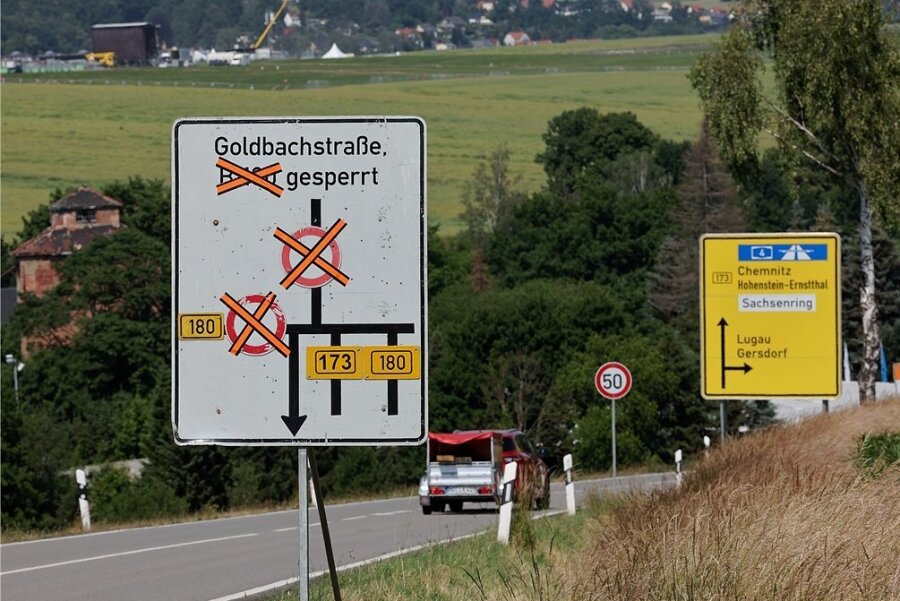 Die Verkehrszeichen für die große Herausforderung An- und Abreise im Zusammenhang mit dem Grand Prix stehen schon. Im Bild die Ausschilderung an der B 173 kurz vor Ortseingang Gersdorf. 