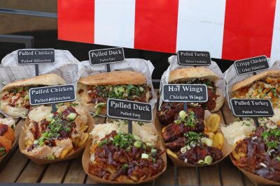 Straußenburger, Corn-Dogs und Insekten: Was das Streetfood-Festival in Schwarzenberg bietet - Burger mit Pulled Pork oder schwarzen Brötchen soll es beim Streetfood-Festival in Schwarzenbrg am Wochenende geben.