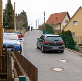 Strecke in Siedlung am Hüttengrund fertig saniert - Der sanierte Straßenabschnitt in der Hüttengrundsiedlung hat jetzt auch eine Asphaltdecke. 