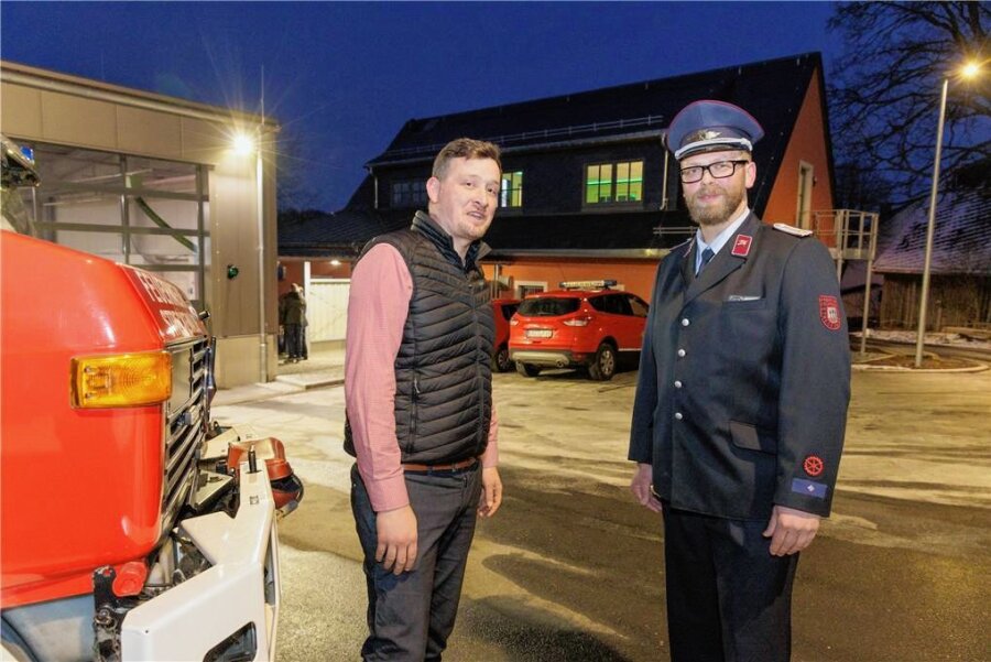 Streckewalde hat jetzt ein Ortszentrum - Bürgermeister André Rösch und Ortswehrleiter Sebastian Weber freuen sich über das neue rote Feuerwehr- und Vereinsgebäude. 
