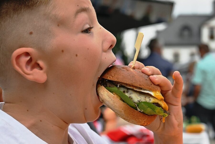 Street-Food-Festival in Rochlitz: Scharfe, schmackhafte und exotische Gaumenfreunde - Beim Street-Food-Festival in Rochlitz ließ sich Niklas seinen Burger schmecken. 